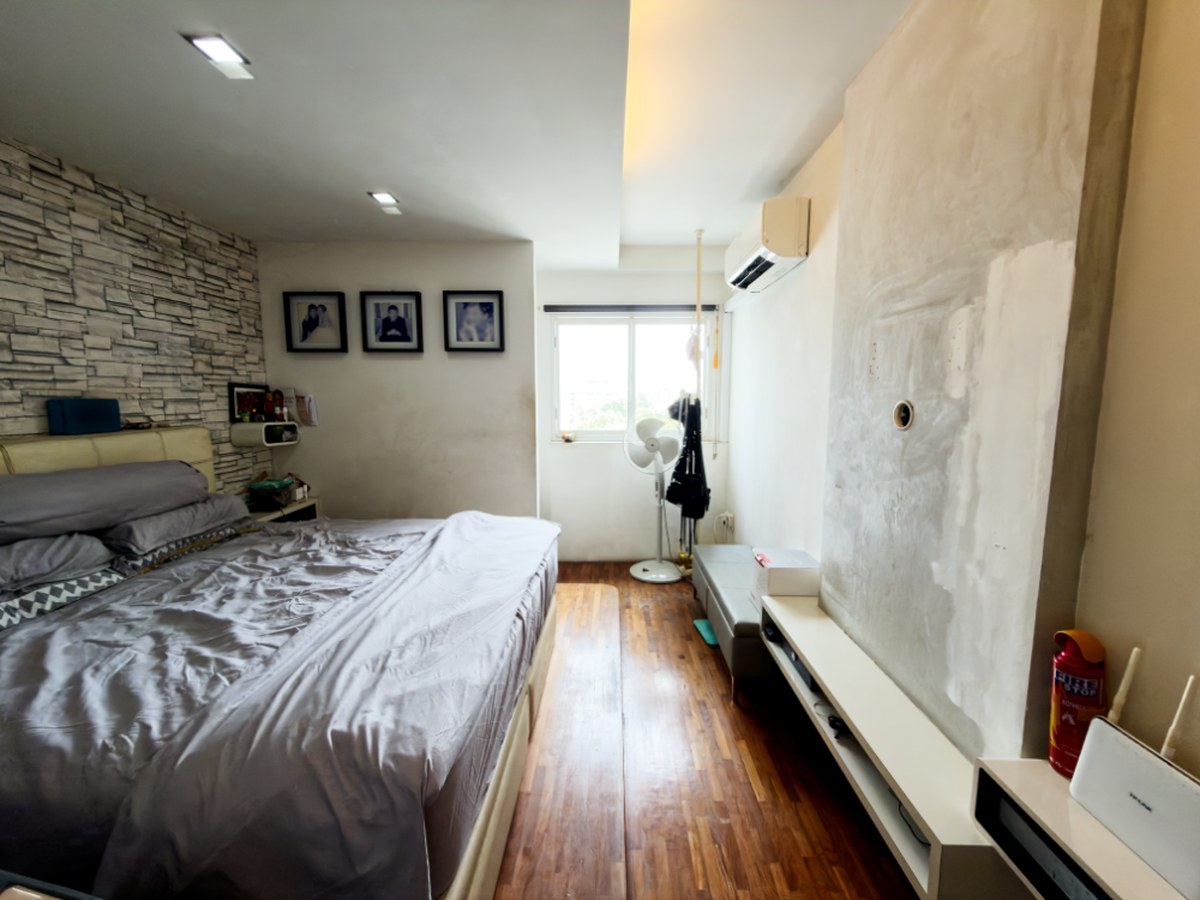 250 Bukit Batok East Ave 5 master bedroom