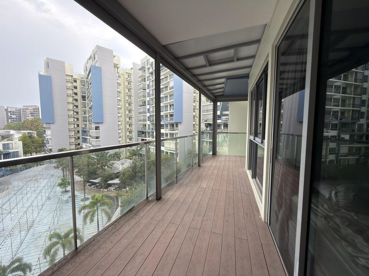Skies Miltonia balcony
